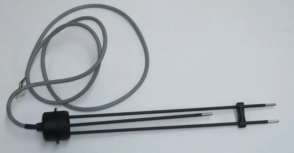 Zwei elektrode Pegelmessung mit einem Anschlusskabel, zur Verwendung in Daikin Heizsystemen. Die Elektrode hat eine isolierte Basis und zwei Messstangen.